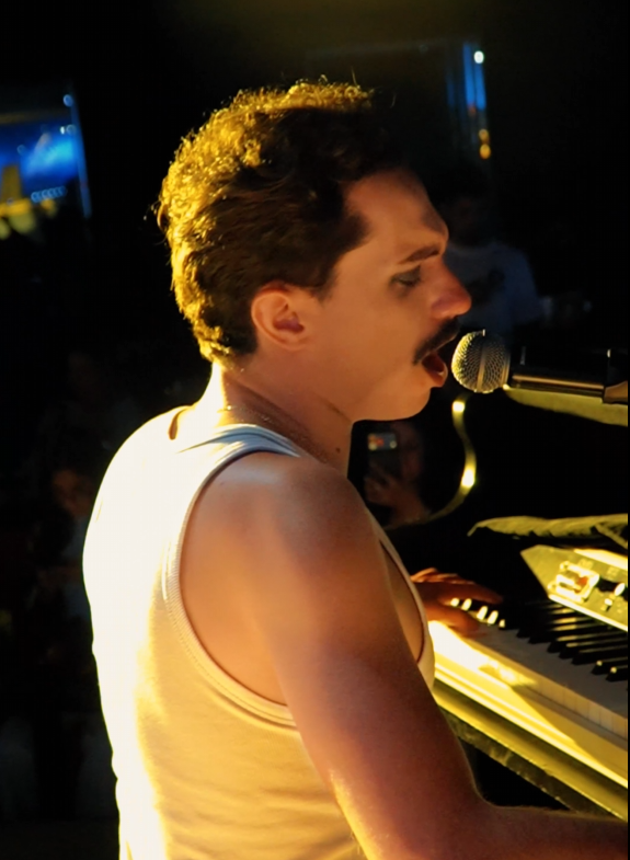 Lord Krony emociona público com tributo a Freddie Mercury em Curitiba