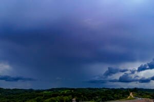 Tempestades retornam ao Paraná com chuvas mais expressivas na faixa central